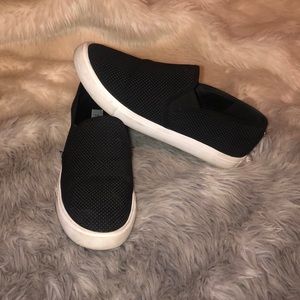 Steve Madden black slip on’s